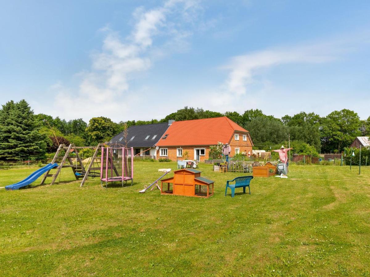Snug Holiday Home In Divitz Spoldershagen Near Skydiving ภายนอก รูปภาพ