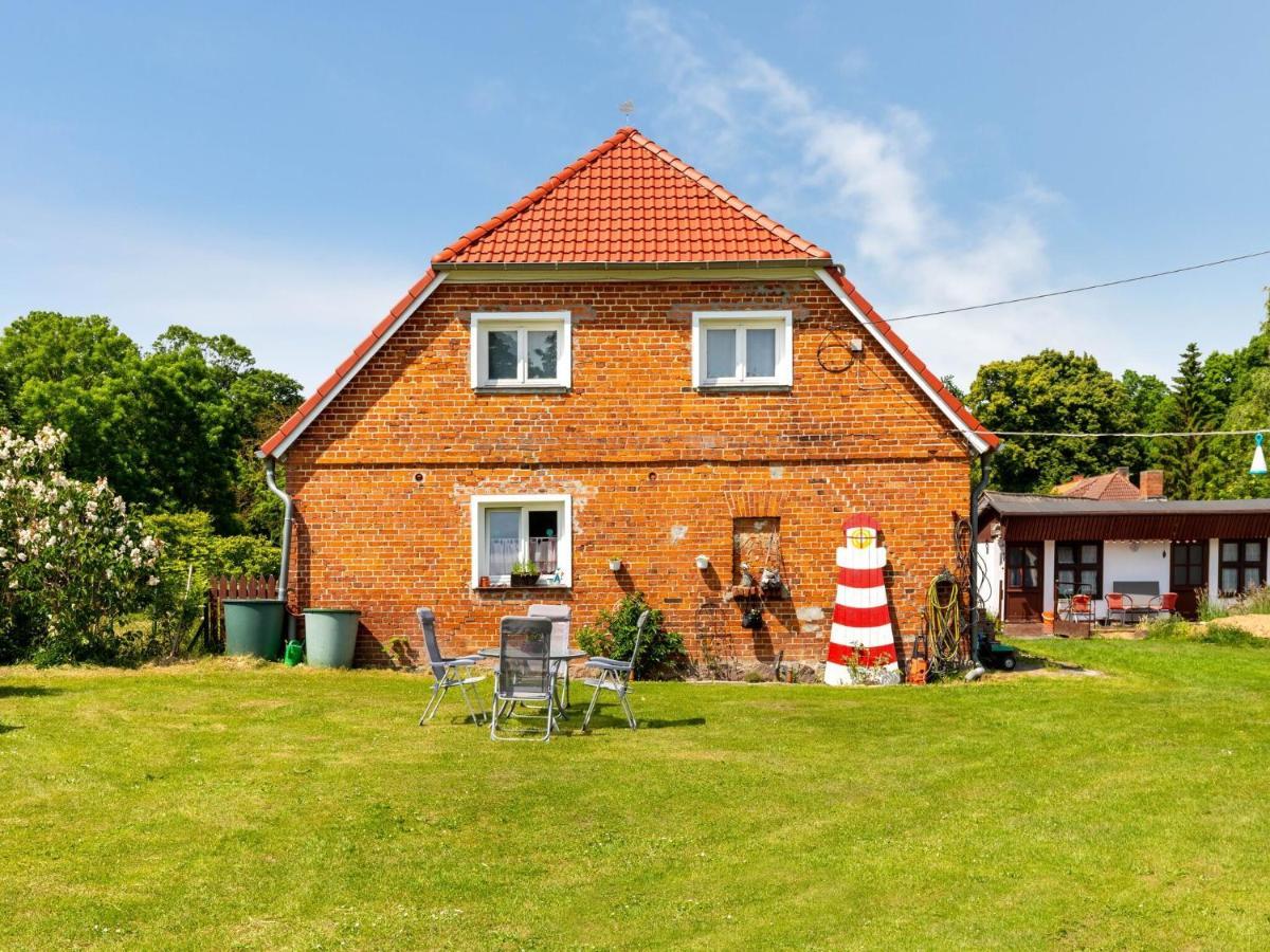 Snug Holiday Home In Divitz Spoldershagen Near Skydiving ภายนอก รูปภาพ